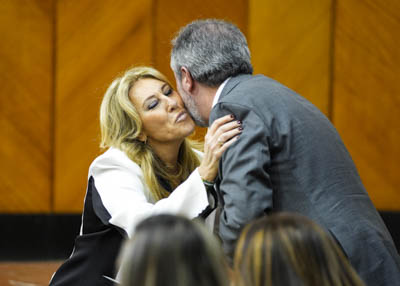 Juan Espadas, presidente del Grupo Socialista, felicita a la consejera Carolina Espaa tras el debate y aprobacin del presupuesto