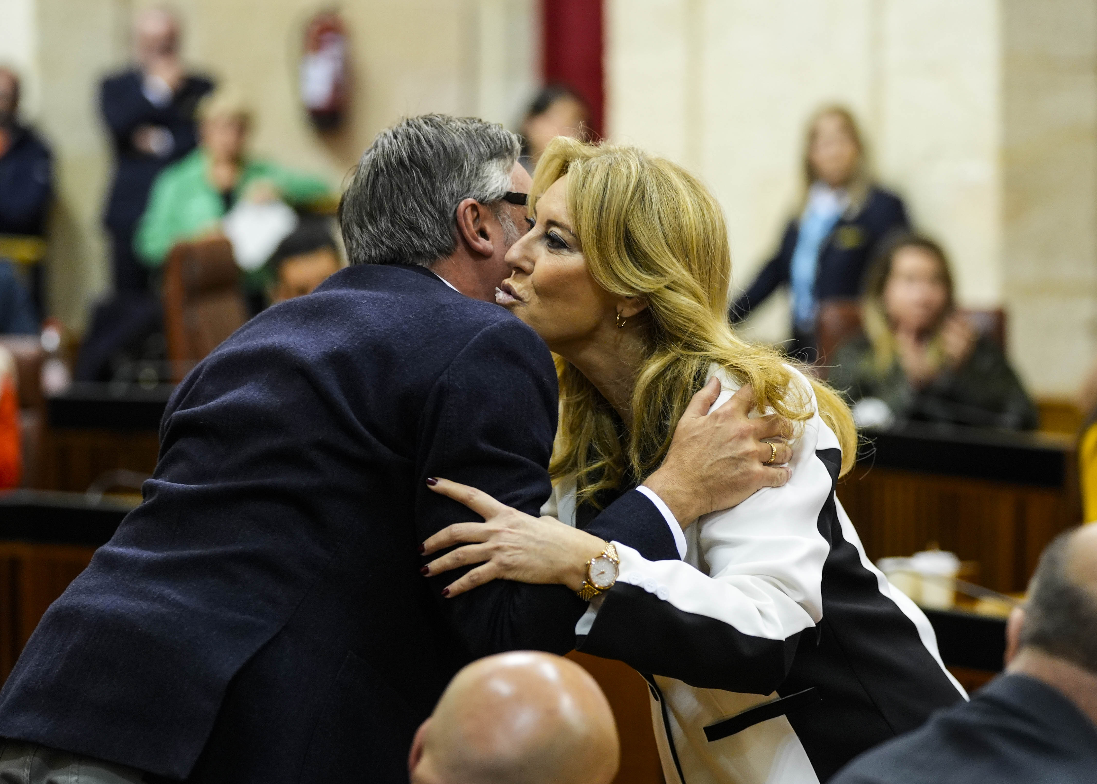 El portavoz del Grupo Vox, Manuel Gavira, felicita a la consejera de Economa, Hacienda y Fondos Europeos tras la aprobacin del presupuesto 