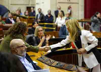 Inmaculada Nieto, portavoz del Grupo Por Andaluca, da la enhorabuena a la consejera de Economa tras la aprobacin del Proyecto de Ley del Presupuesto 