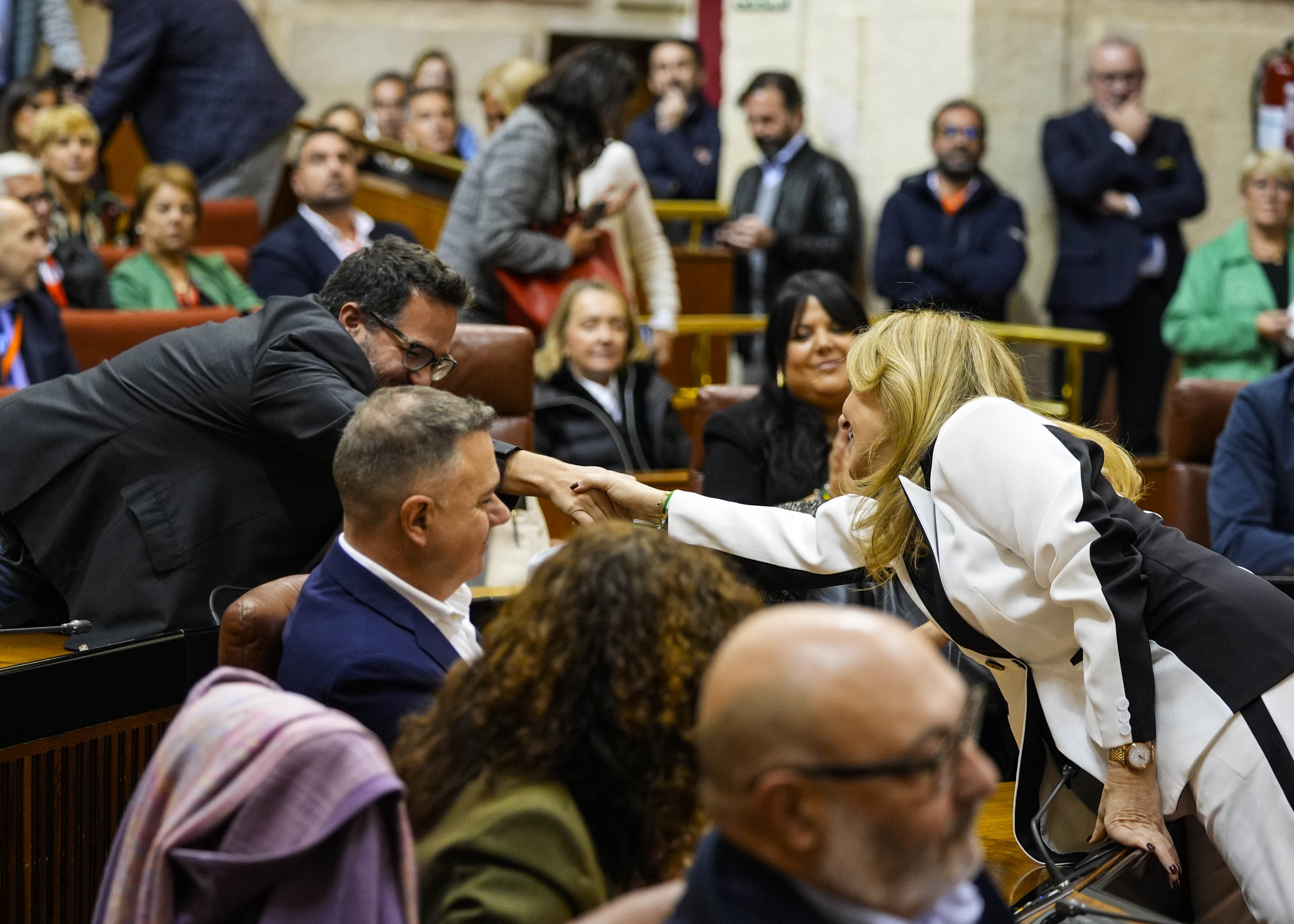 El portavoz del Grupo Mixto-Adelante Andaluca, Jos Ignacio Garca, felicita a la consejera Carolina Espaa 