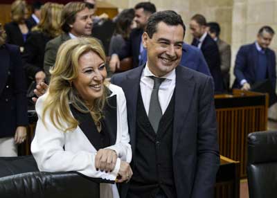 El presidente de la Junta de Andaluca, Juan Manuel Moreno, y la consejera de Economa, Hacienda y Fondos Europeos, Carolina Espaa 