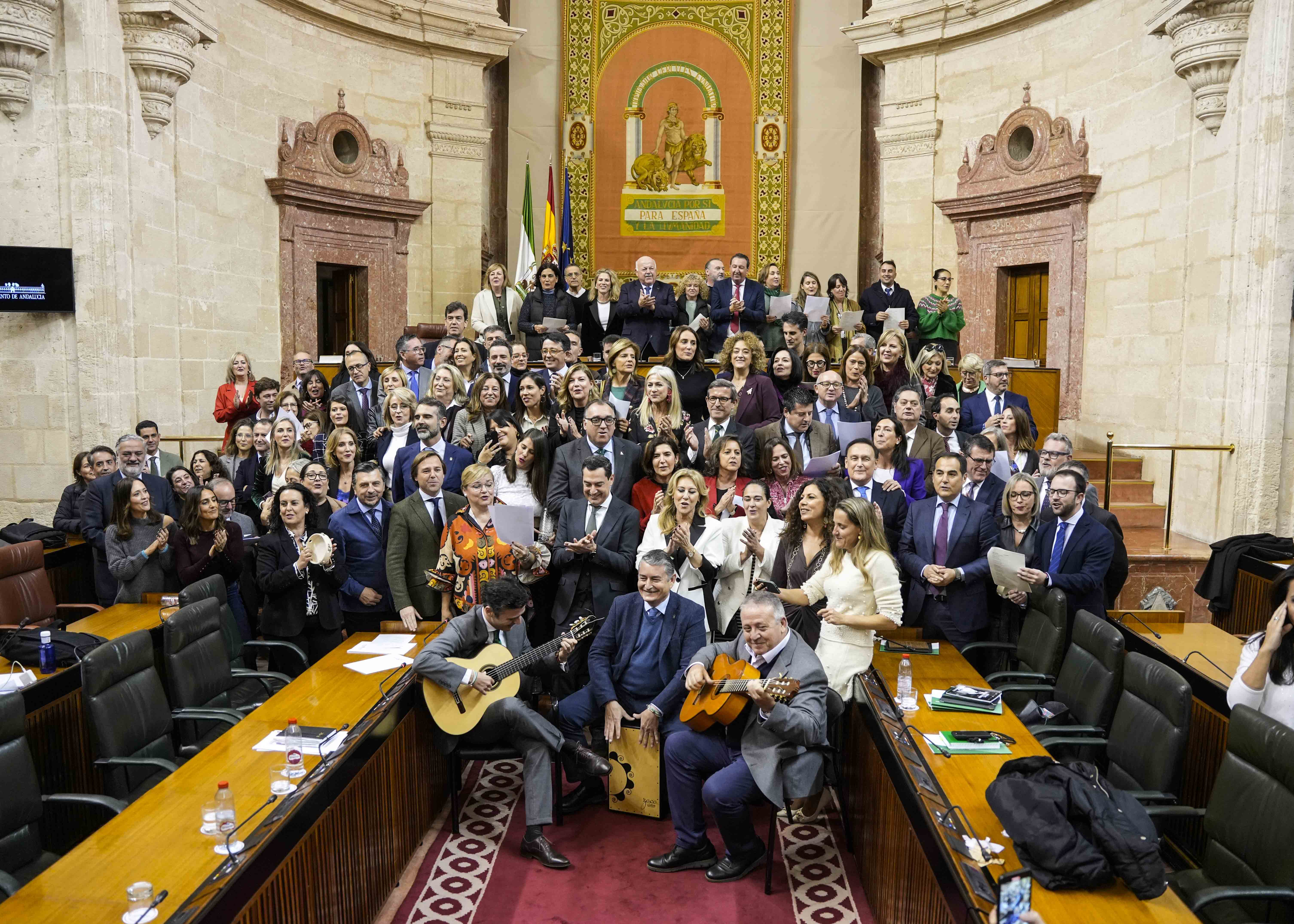    Diputados y personal de la Cmara despiden el periodo de sesiones entonando unos villancicos populares 