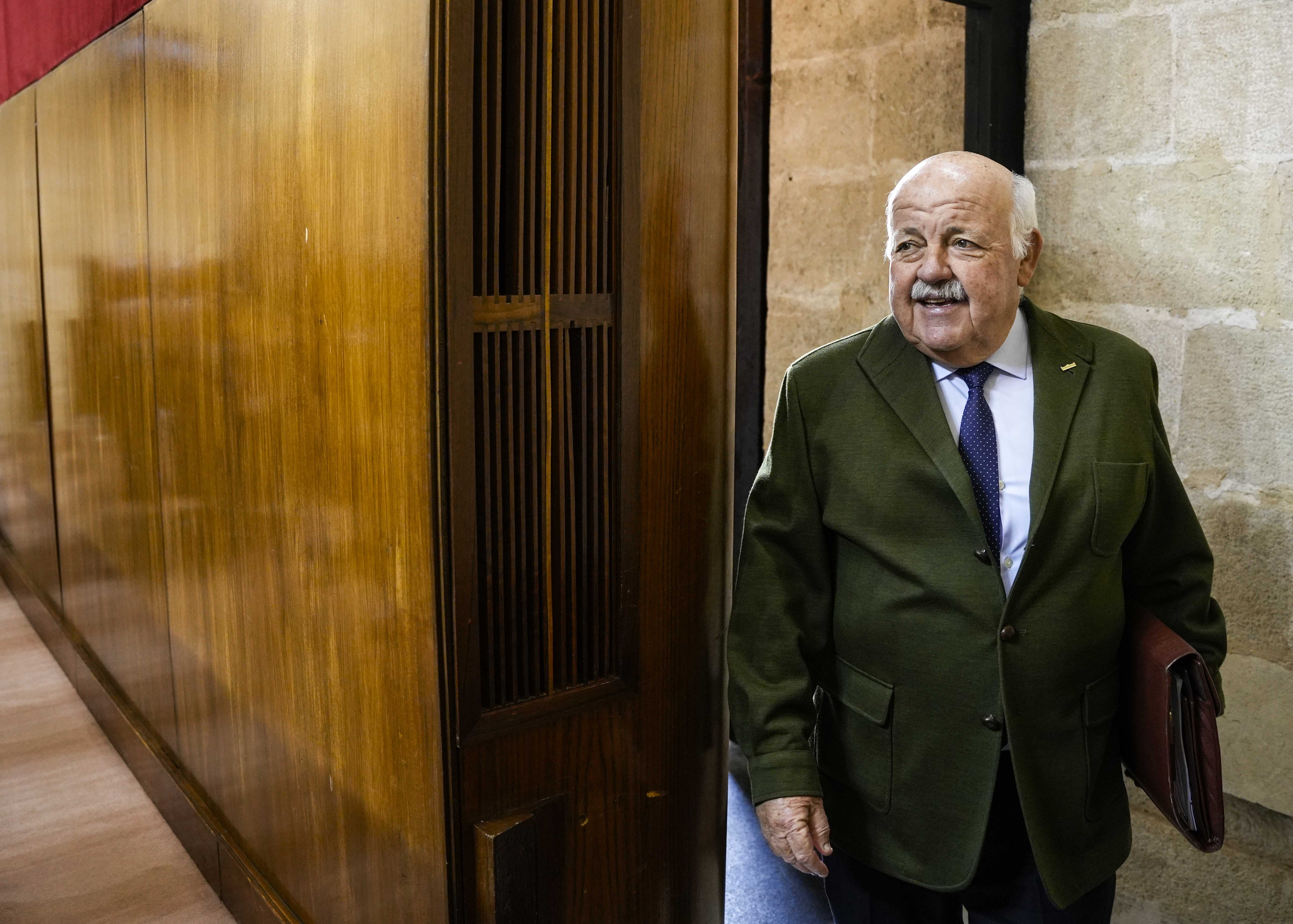 El presidente del Parlamento de Andaluca, Jess Aguirre, entra en el saln de plenos para dar inicio a la sesin   