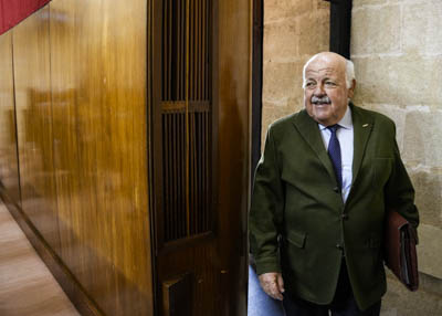 El presidente del Parlamento de Andaluca, Jess Aguirre, entra en el saln de plenos para dar inicio a la sesin   