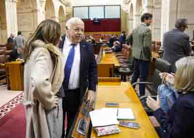   El presidente del Parlamento de Andaluca, Jess Aguirre, saluda a las consejeras de Salud y de Desarrollo Educativo antes del pleno 
