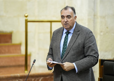 Arturo Bernal, consejero de Turismo y Andaluca Exterior, responde a la pregunta 