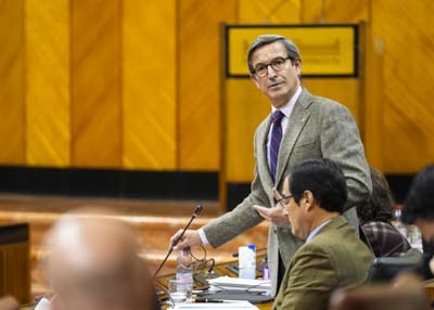 El consejero de Industria, Energa y Minas, Jorge Paradela, contesta a la cuestin de su competencia 