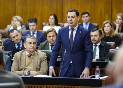 El presidente de la Junta de Andaluca, Juan Manuel Moreno, contesta a las preguntas de los portavoces parlamentarios en la sesin de control  