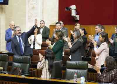  La bancada socialista aplaude a Juan Espadas, que formalizar este viernes su renuncia al escao en el Parlamento de Andaluca