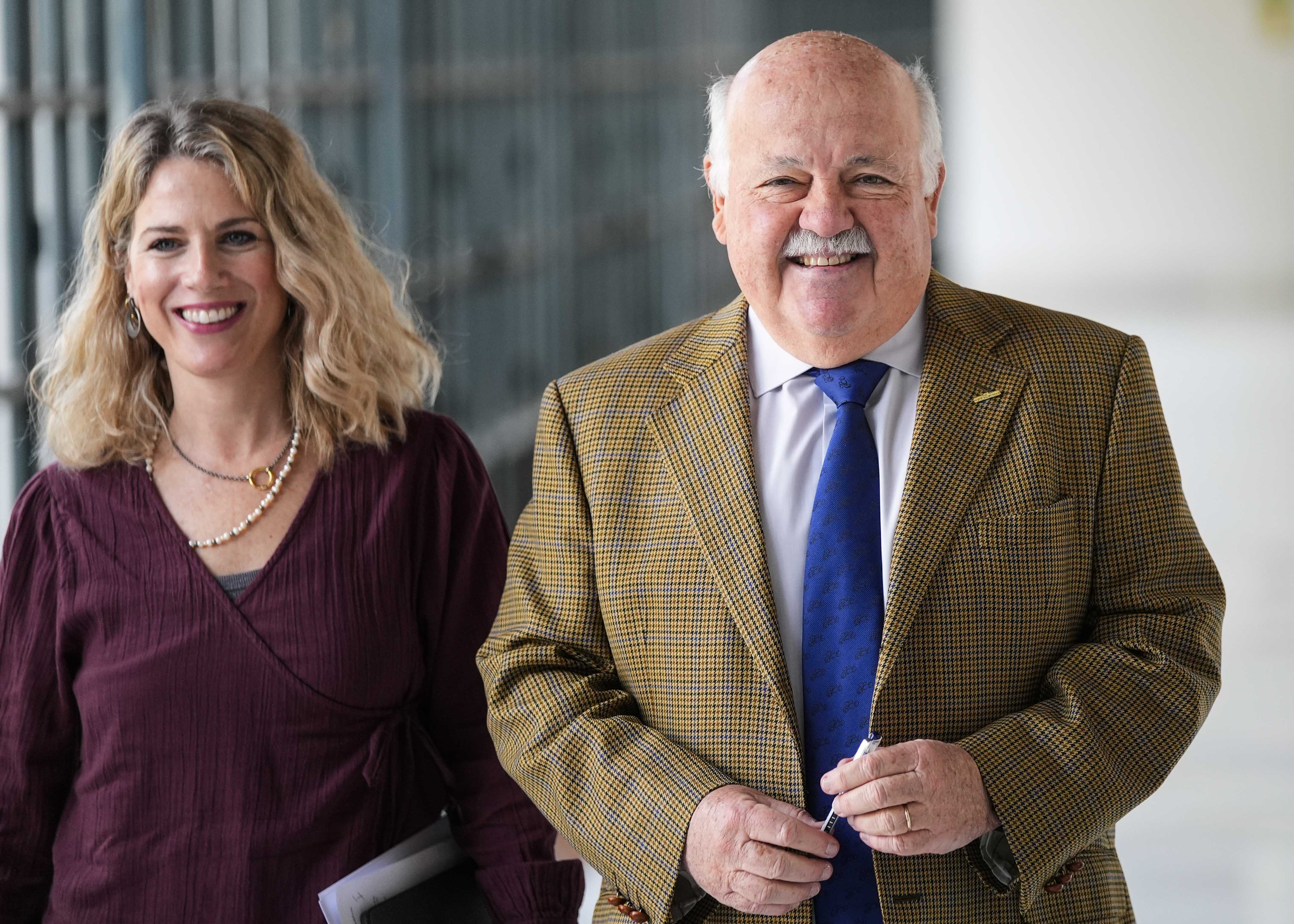   Jess Aguirre, presidente del Parlamento de Andaluca; y Ana Mara Mestre, vicepresidenta primera de la Cmara, a su llegada
