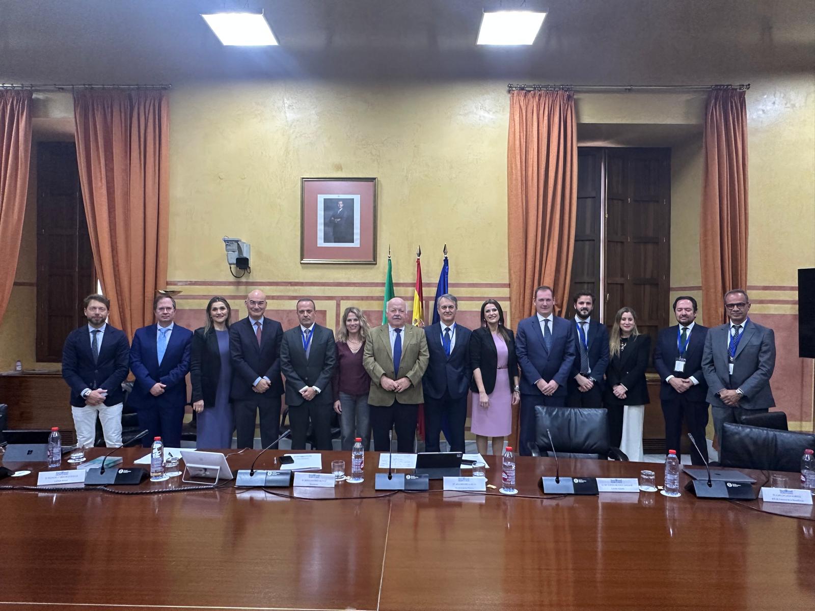 Foto de familia de los asistentes al encuentro de implantacin del Plan de Transformacin Digital del Parlamento andaluz 