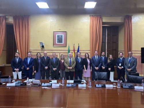 Foto de familia de los asistentes al encuentro de implantacin del Plan de Transformacin Digital del Parlamento andaluz 