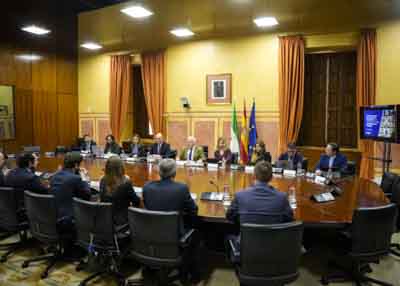 El presidente del Parlamento y representantes de la Administracin andaluza durante el encuentro con los delegados de las empresas de transformacin digital  