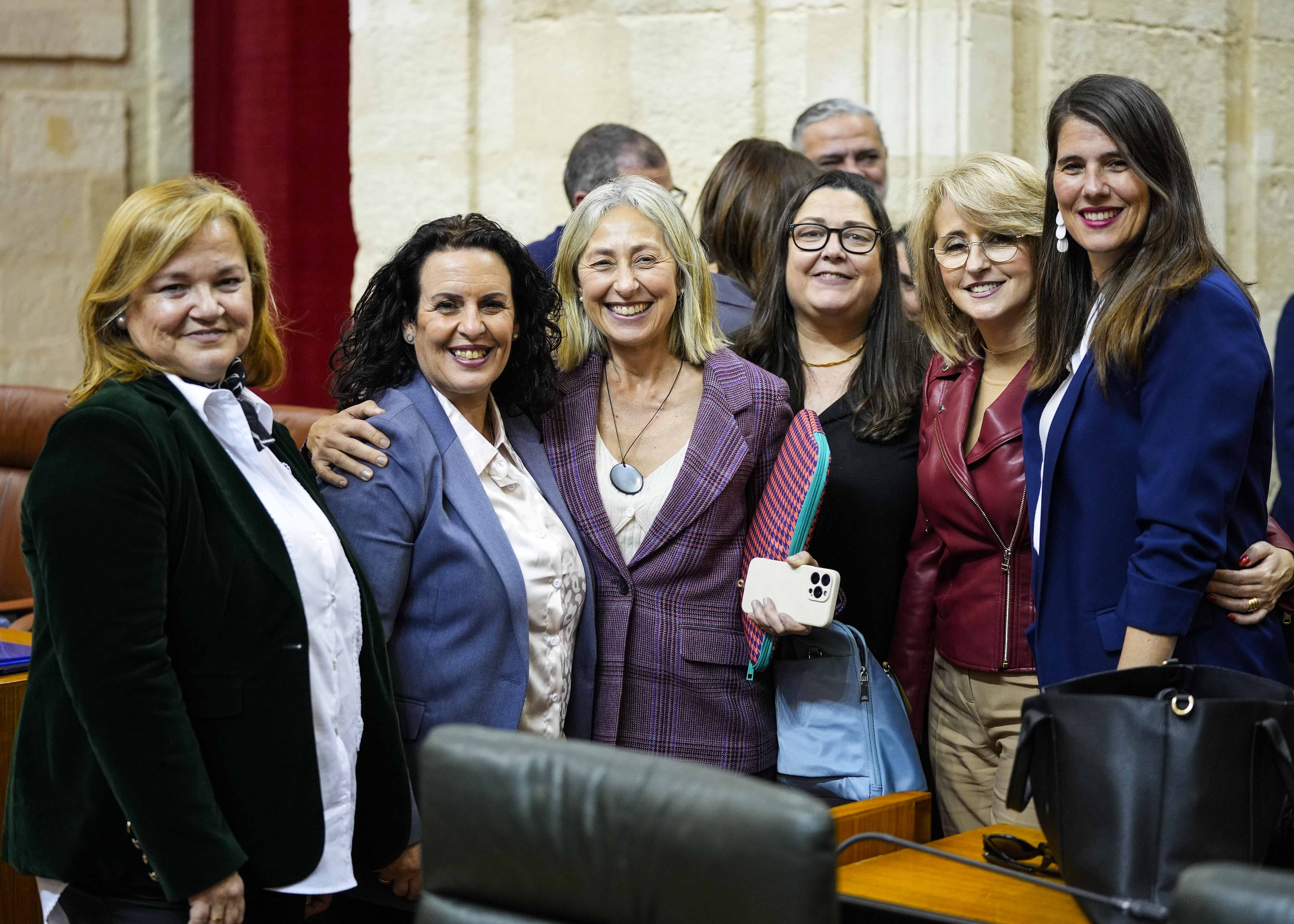  Diputadas del Grupo Popular junto a la consejera de Salud y Consumo, Roco Hernndez, antes de la sesin  