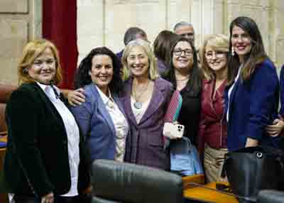 Diputadas del Grupo Popular junto a la consejera de Salud y Consumo, Roco Hernndez, antes de la sesin  