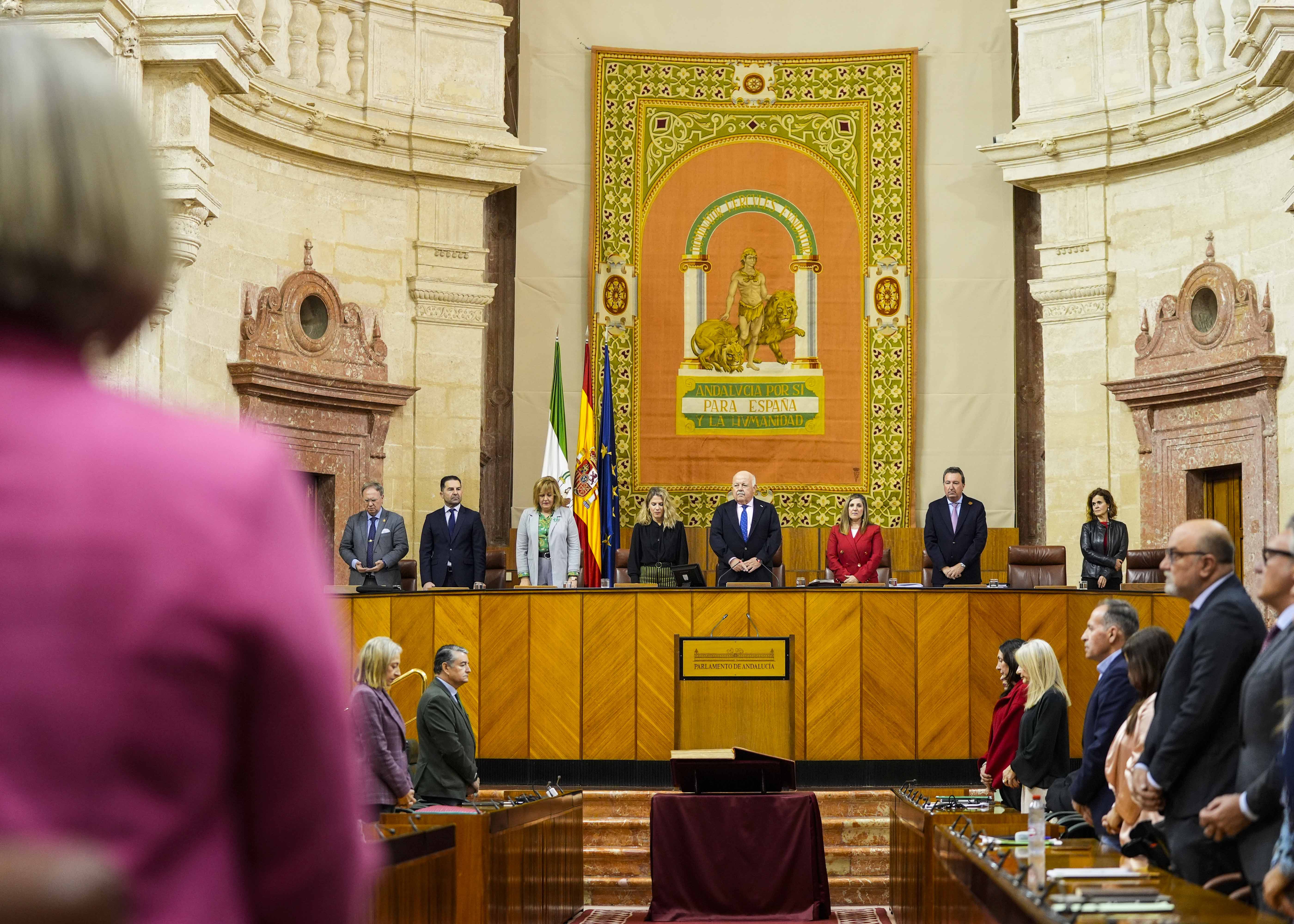 El Pleno del Parlamento guarda un minuto de silencio antes de comenzar el orden del da, en seal de condena y rechazo por las vctimas de violencia de gnero y violencia vicaria asesinadas en Andaluca  