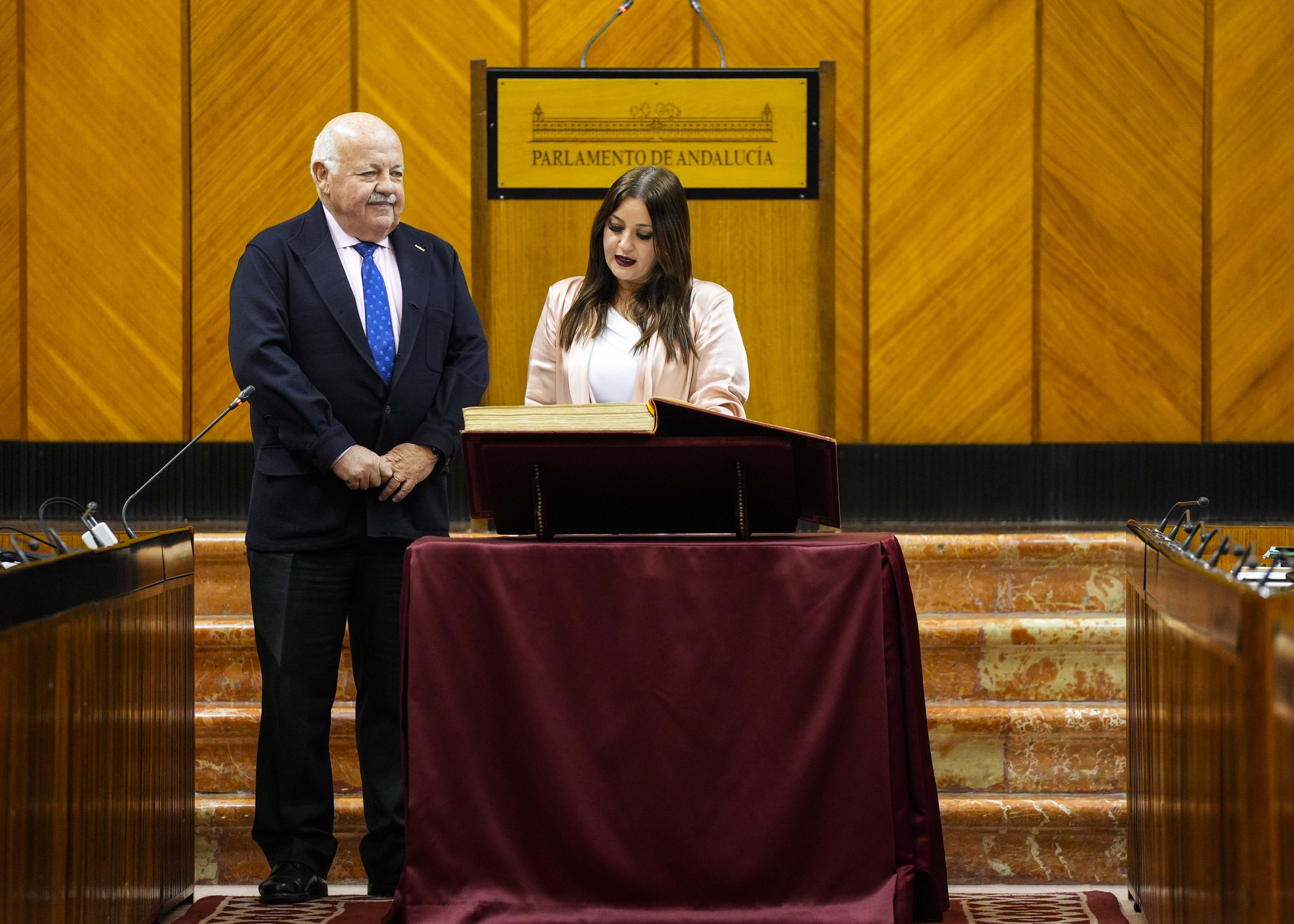 Vernica Prez, del G.P. Socialista, promete acatar la Constitucin y el Estatuto de Autonoma, en presencia del presidente del Parlamento y ante el Pleno de la Cmara 