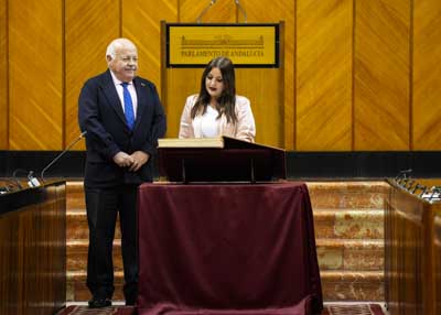 Vernica Prez, del G.P. Socialista, promete acatar la Constitucin y el Estatuto de Autonoma, en presencia del presidente del Parlamento y ante el Pleno de la Cmara 