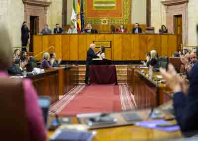 Jess Aguirre da la enhorabuena a Vernica Prez tras tomar posesin como nueva diputada del Parlamento de Andaluca 