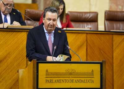 Manuel Andrs Gonzlez, secretario primero de la Mesa, lee el criterio contrario del Consejo de Gobierno sobre la toma en consideracin de la proposicin de ley relativa a personal estatutario del SAS  