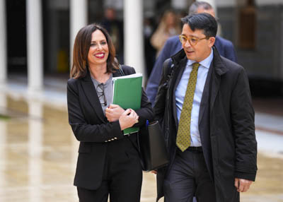  Roco Daz, consejera de Fomento, Articulacin del Territorio y Vivienda; y Manuel Guzmn de la Roza, del Grupo Popular  