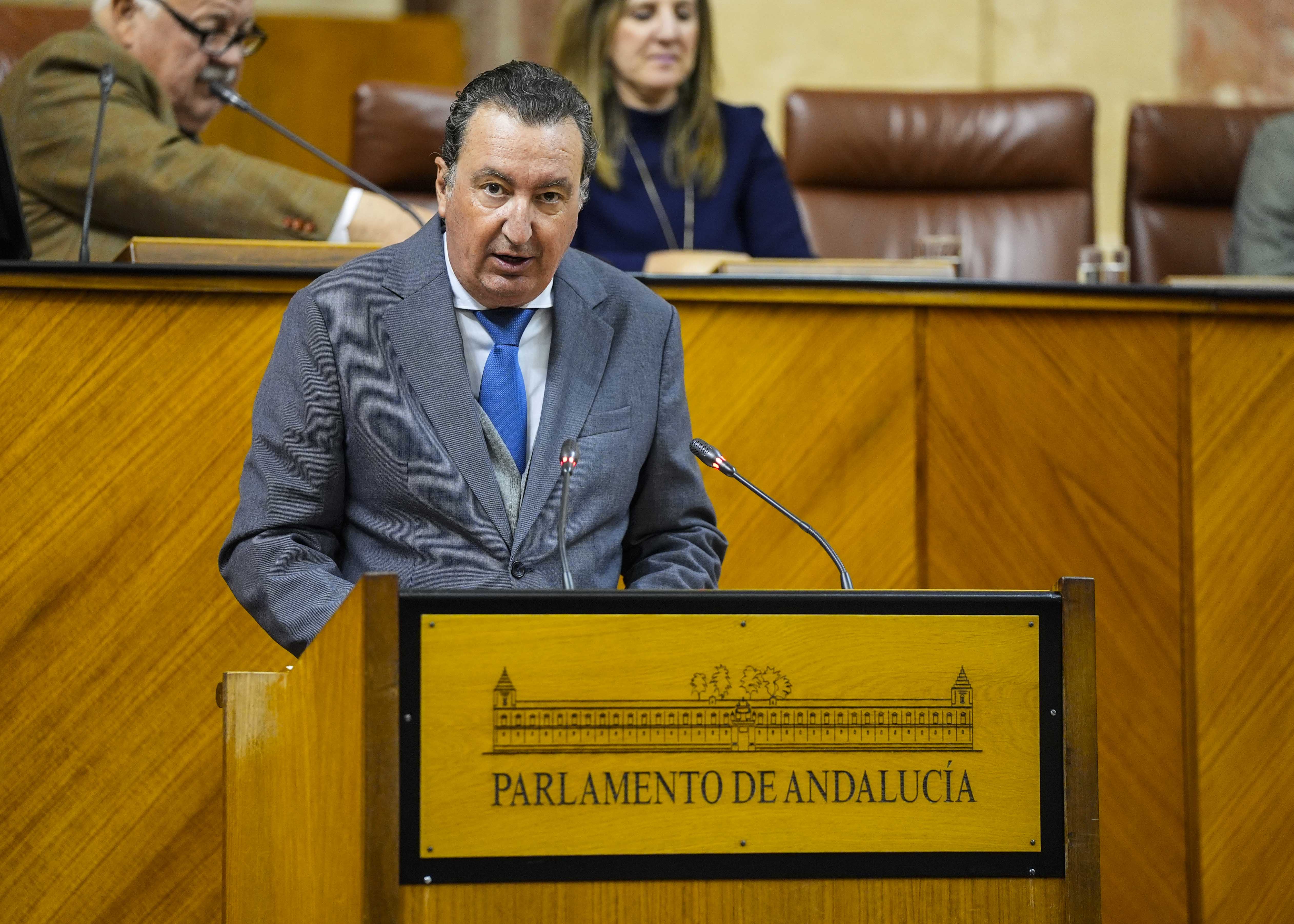  Manuel Andrs Gonzlez, secretario primero de la Mesa, inicia el orden del da con la lectura del dictamen de la Comisin del Estatuto de los Diputados sobre la compatibilidad de Vernica Prez 