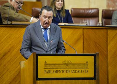  Manuel Andrs Gonzlez, secretario primero de la Mesa, inicia el orden del da con la lectura del dictamen de la Comisin del Estatuto de los Diputados sobre la compatibilidad de Vernica Prez 