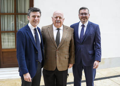  Jess Aguirre, presidente del Parlamento, acompaado de los diputados Jorge Saavedra y Alejandro Romero, del Grupo Popular 