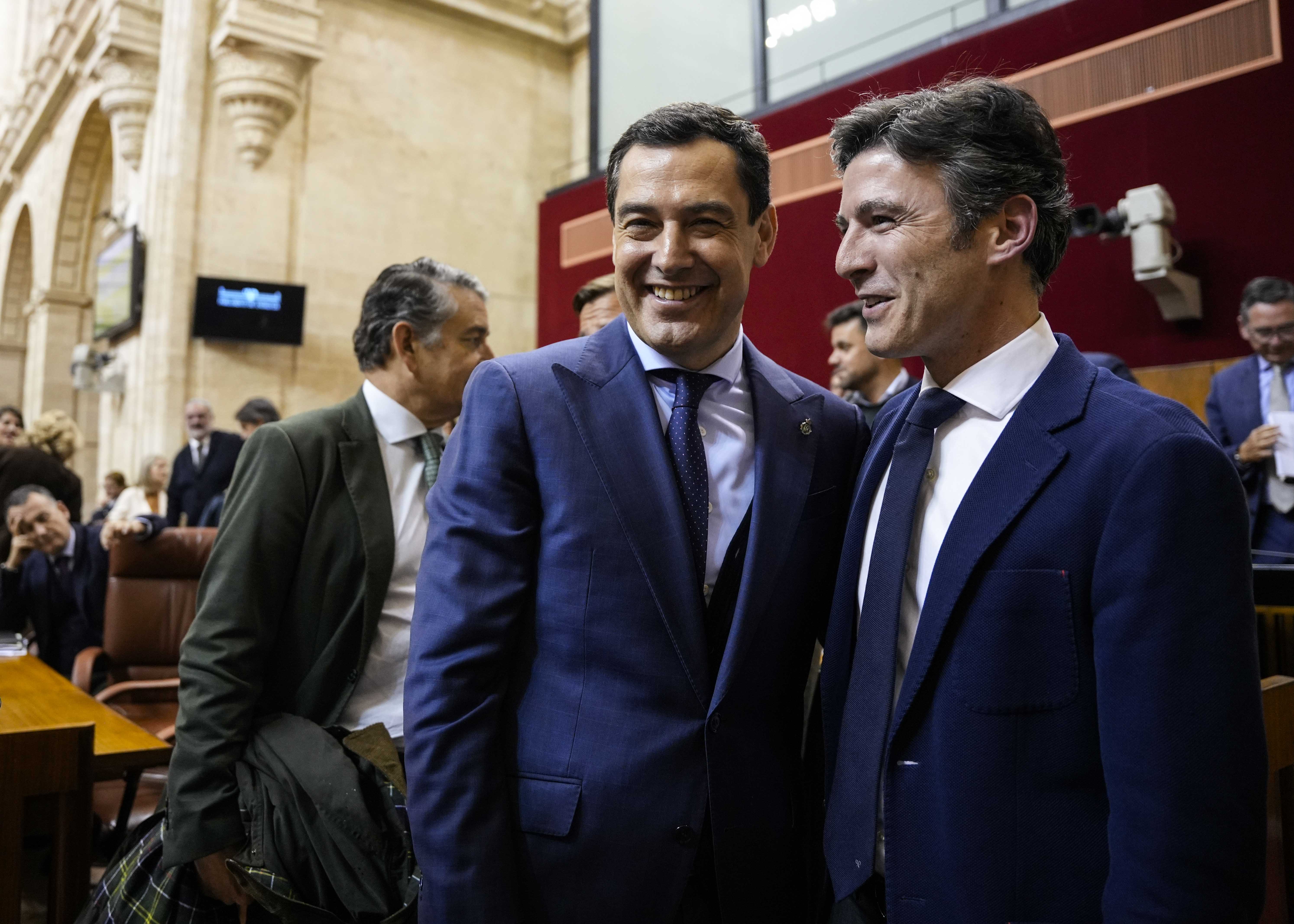 El presidente de la Junta de Andaluca, Juan Manuel Moreno, y el diputado del Grupo Popular Jorge Saavedra 