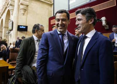 El presidente de la Junta de Andaluca, Juan Manuel Moreno, y el diputado del Grupo Popular Jorge Saavedra 