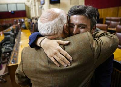 El presidente del Parlamento, Jess Aguirre, se despide de Jorge Saavedra, que renuncia a su escao como diputado del Grupo Popular 