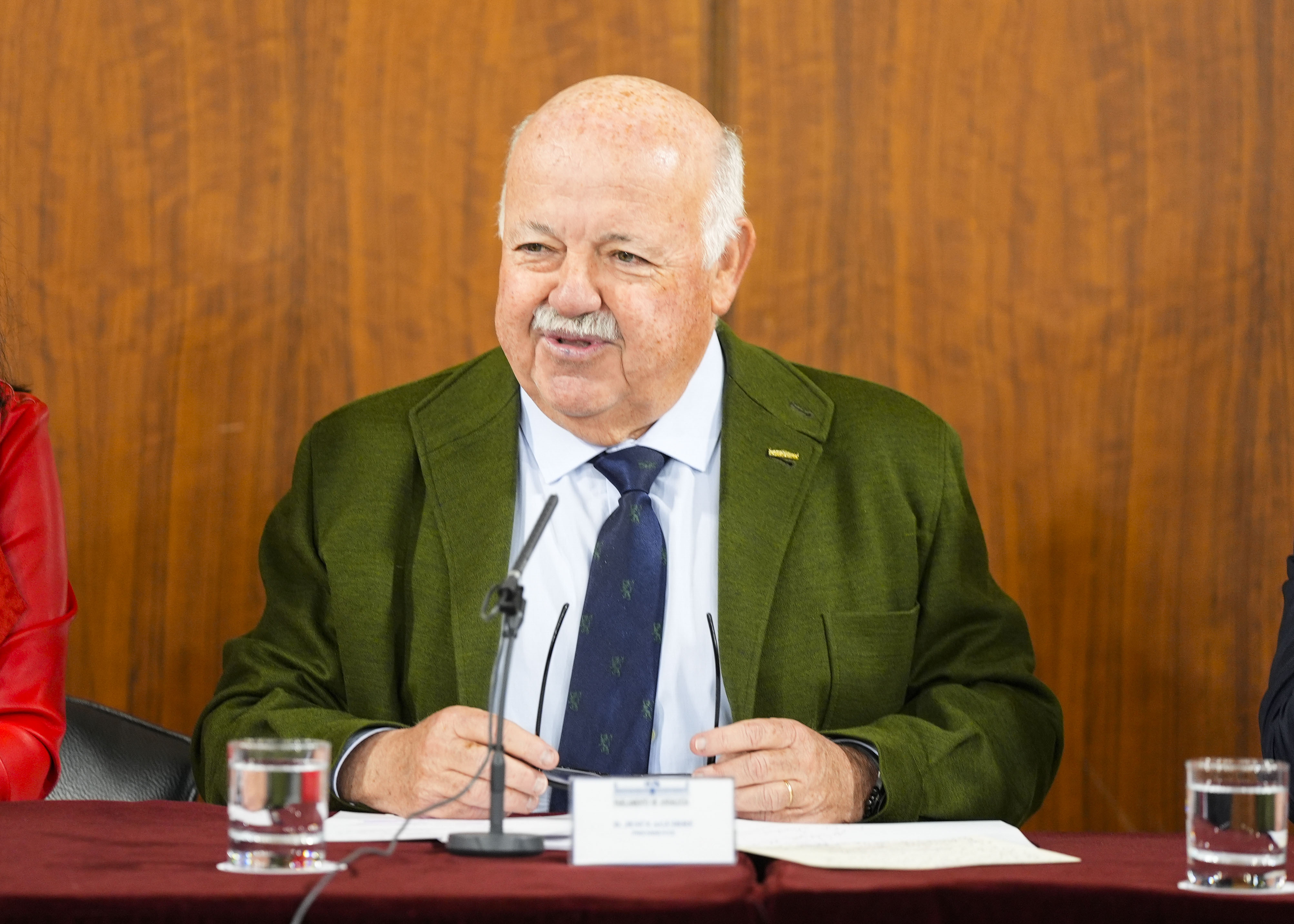 El presidente del Parlamento de Andaluca, Jess Aguirre, da la bienvenida a los asistentes  