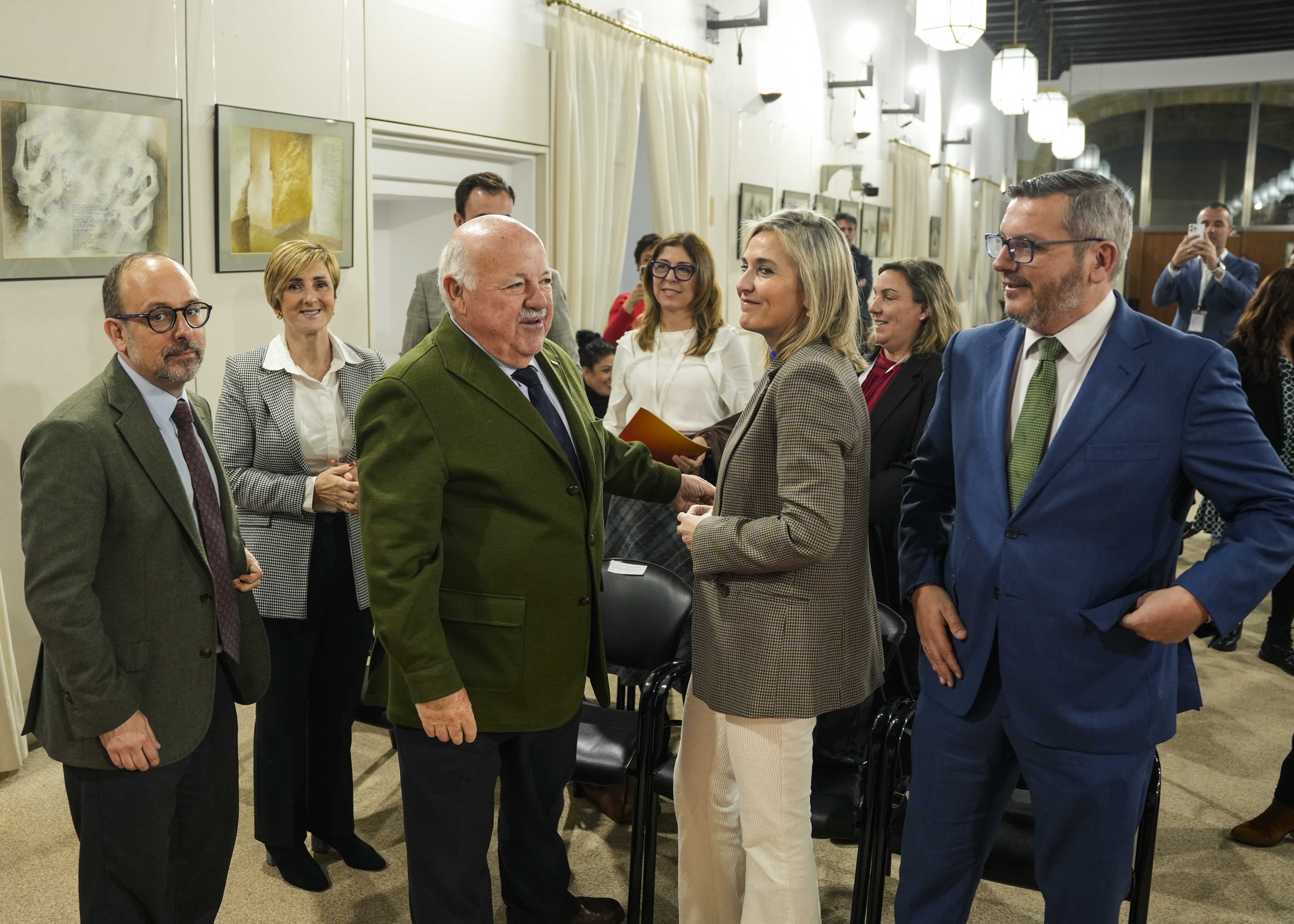  Jess Aguirre, presidente del Parlamento, conversa con los diputados que han asistido al acto 