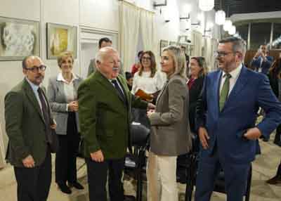  Jess Aguirre, presidente del Parlamento, conversa con los diputados que han asistido al acto 
