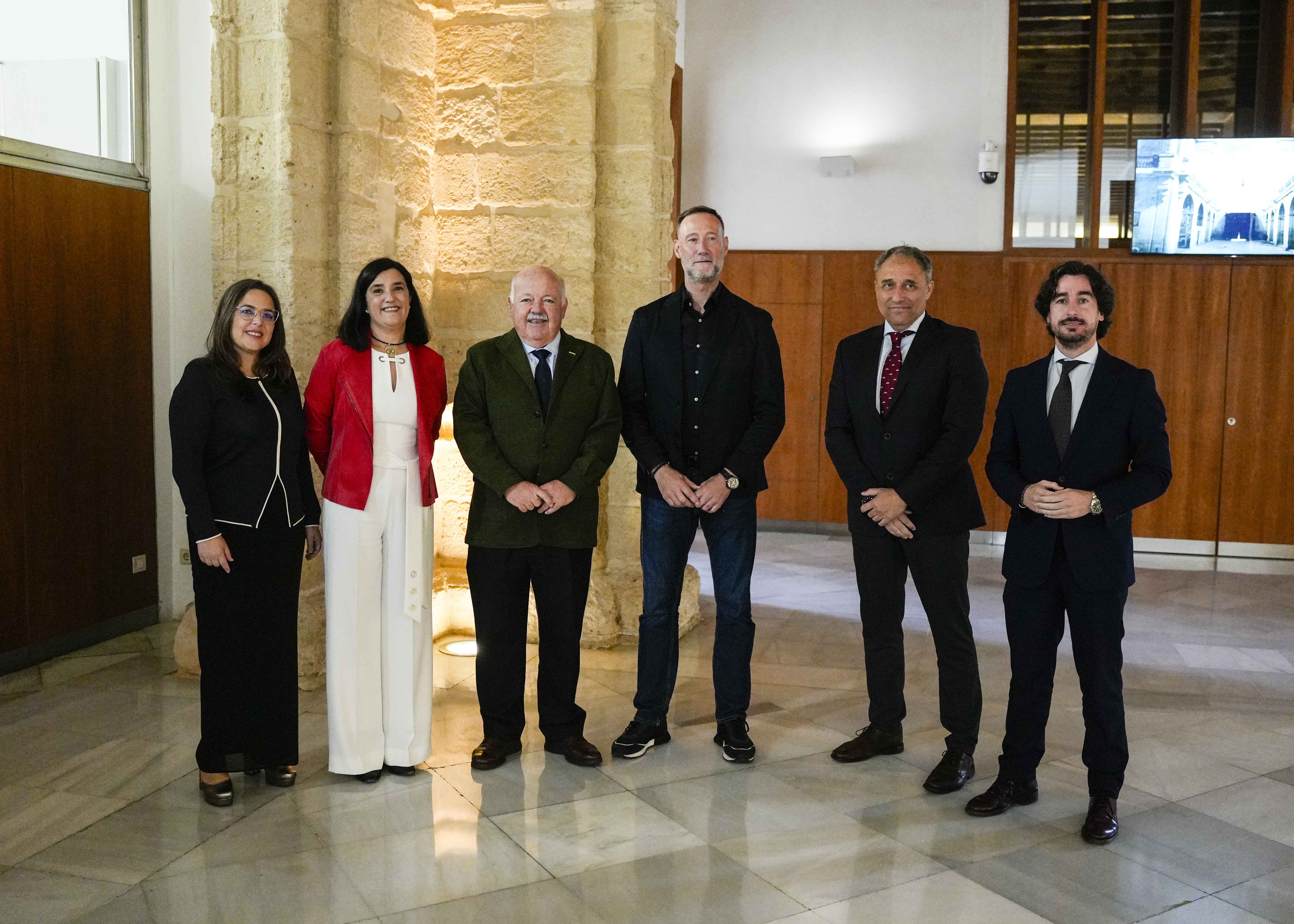  El presidente del Parlamento, Jess Aguirre, junto a algunos de los ponentes del acto "Educando en Valores"  