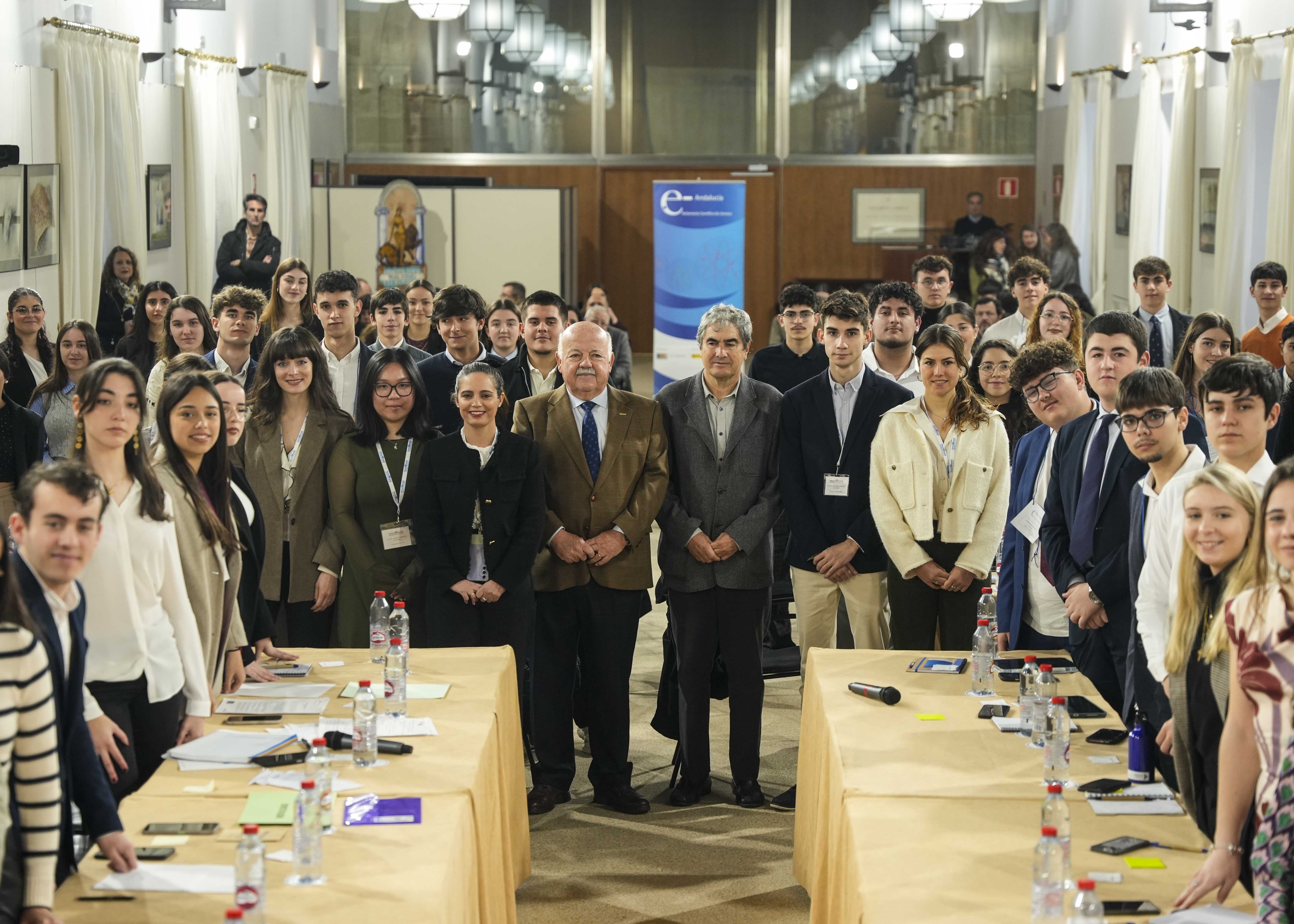  El presidente del Parlamento y los coordinadores con algunos de los participantes en el IX Parlamento Cientfico de Jvenes 2025 