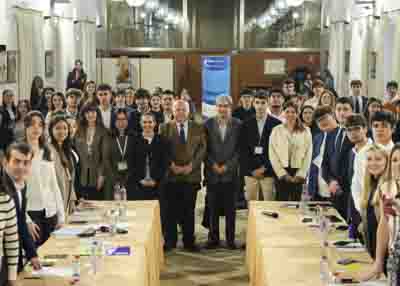  El presidente del Parlamento y los coordinadores con algunos de los participantes en el IX Parlamento Cientfico de Jvenes 2025 