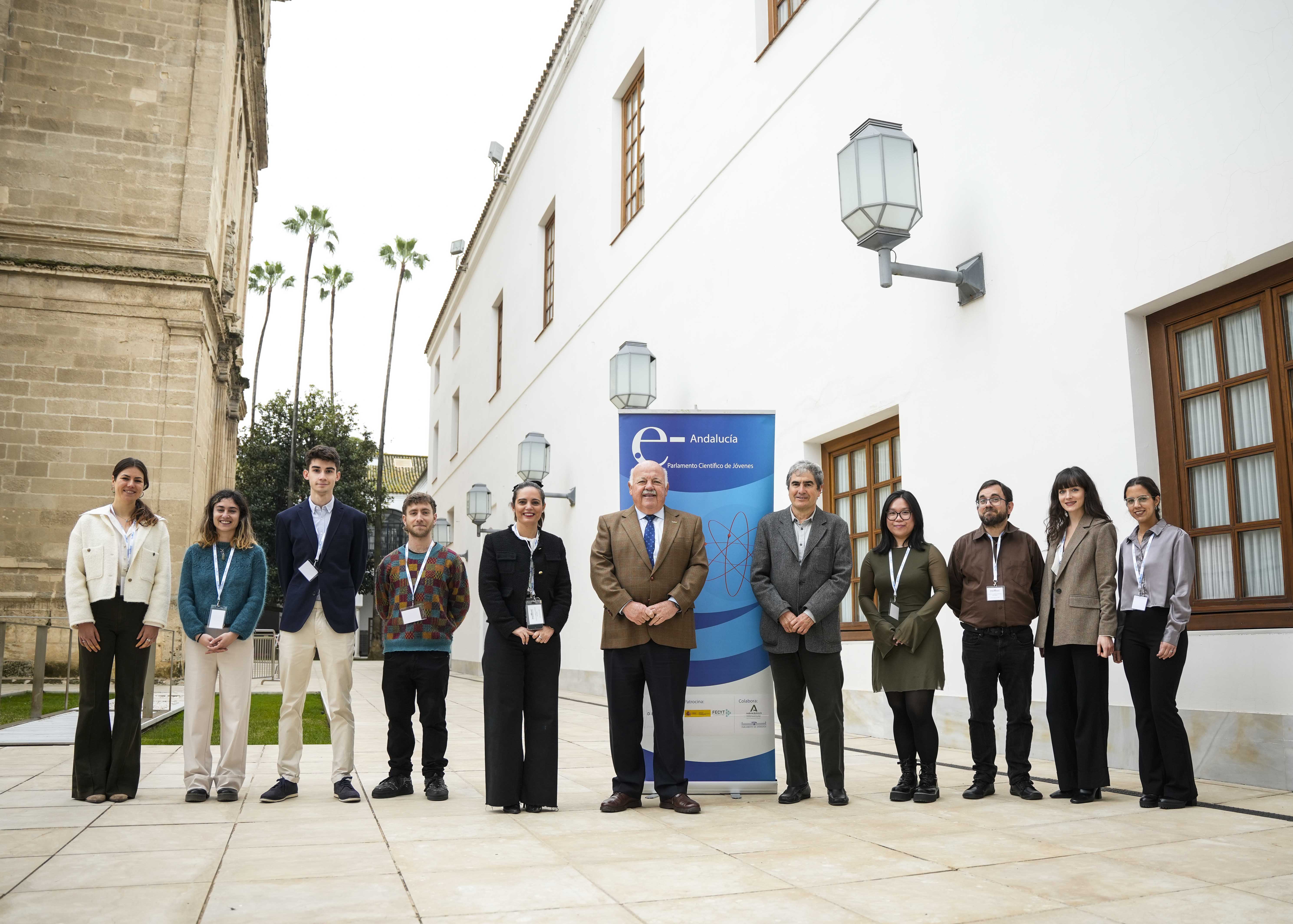 El presidente del Parlamento, Jess Aguirre; los coordinadores del Parlamento Cientfico de Jvenes, Josechu Ferreras y Guadalupe Jimnez; y los estudiantes moderadores en el encuentro 