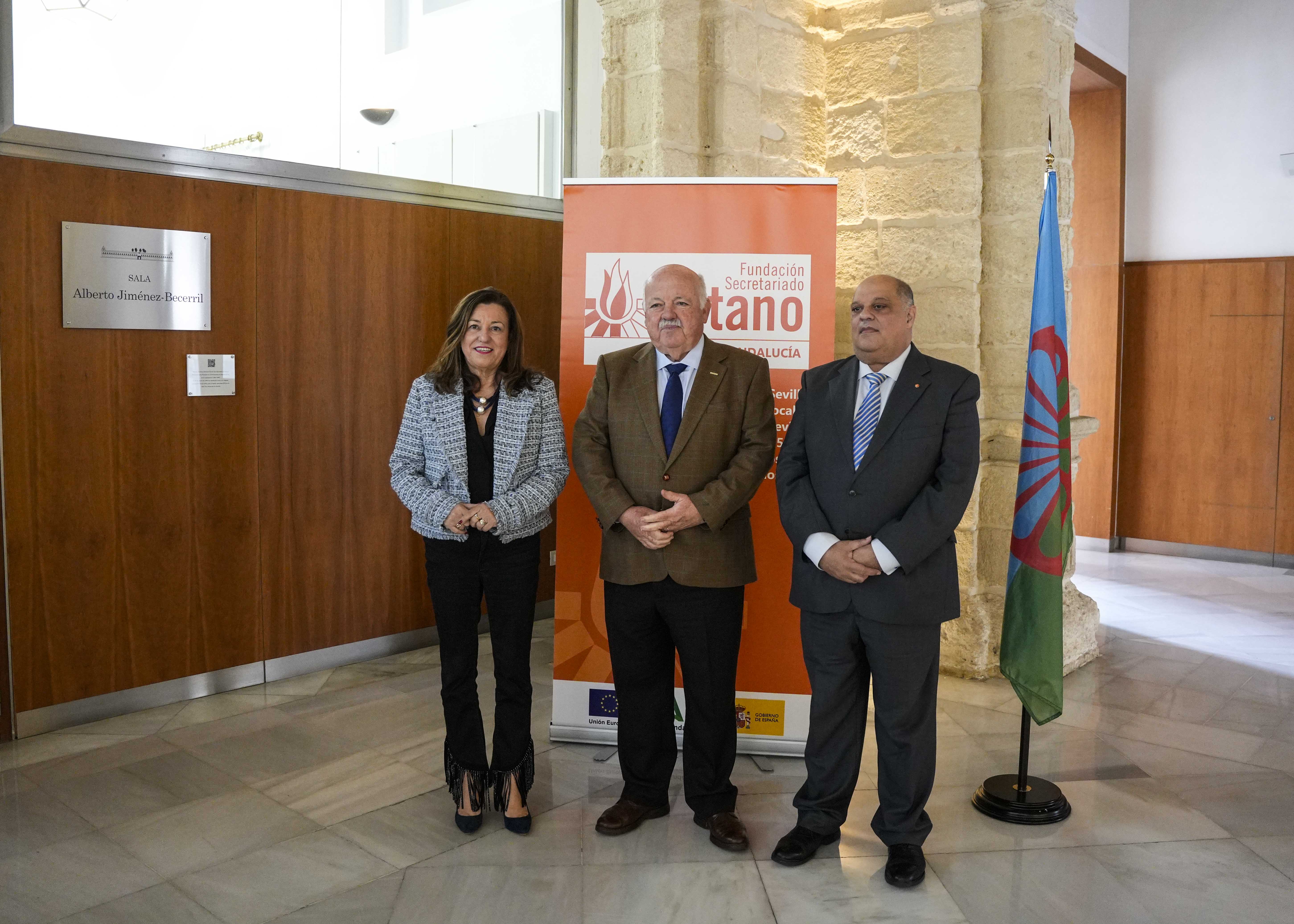  Jess Aguirre, presidente del Parlamento; Mara del Carmen Castillo, consejera de Desarrollo Educativo; y Juan Reyes, director territorial de la Fundacin Secretariado Gitano, junto al cartel de la campaa
