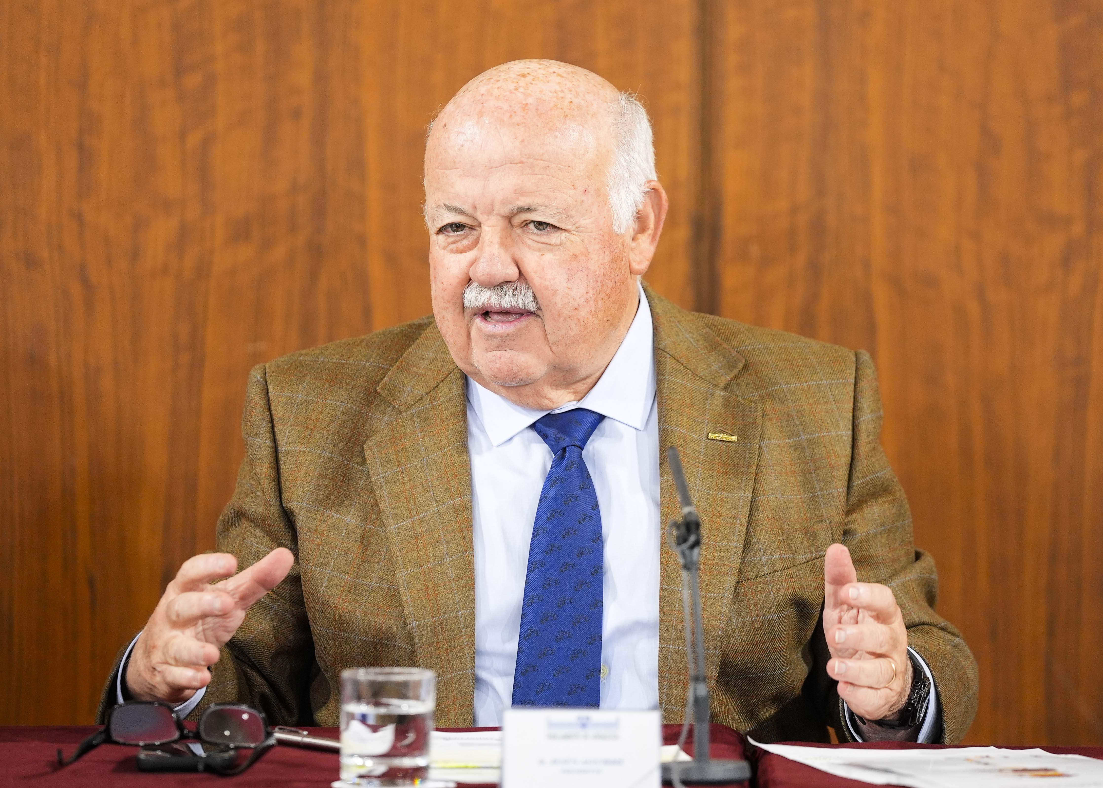  El presidente del Parlamento de Andaluca, Jess Aguirre, se dirige a los asistentes a la presentacin de "La no vuelta al cole"  