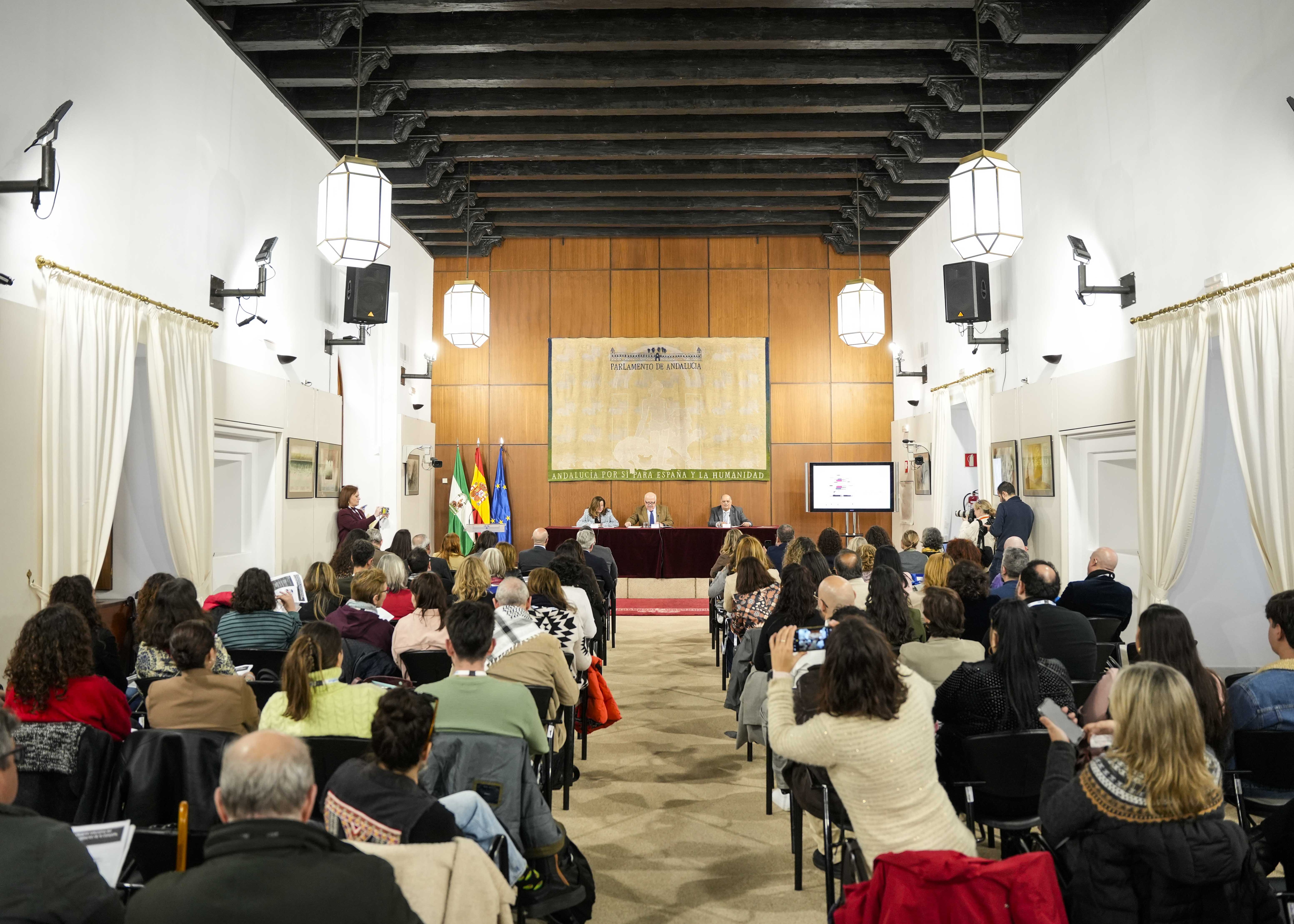 Numeroso pblico durante la presentacin de la campaa "La no vuelta al cole" de la Fundacin Secretariado Gitano en la sala Alberto Jimnez-Becerril  