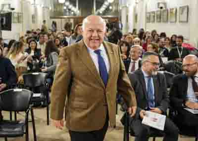 Jess Aguirre, presidente del Parlamento, a su llegada al acto de presentacin de la campaa La no vuelta al cole 