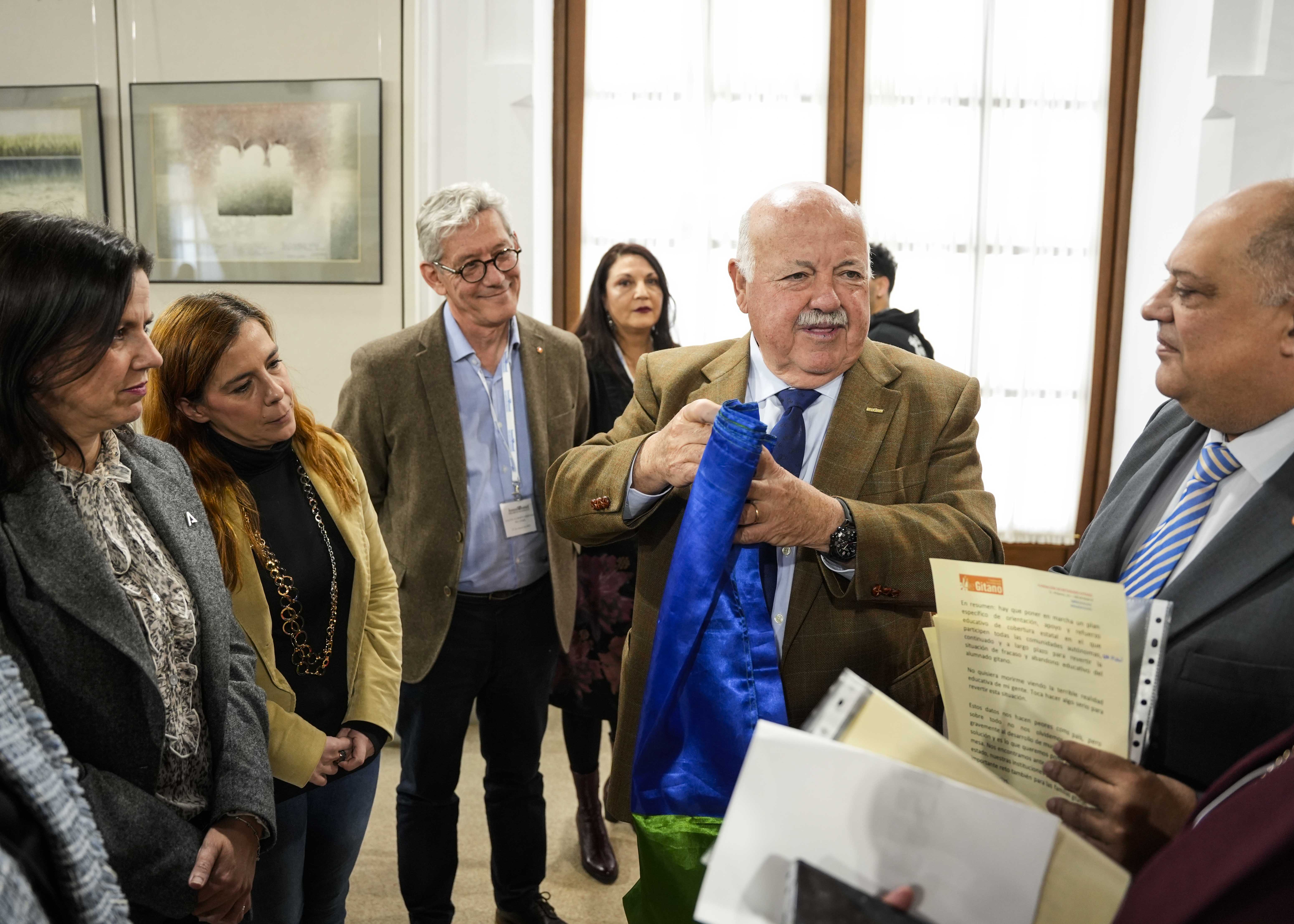 Jess Aguirre, presidente del Parlamento, despliega la bandera del pueblo gitano 