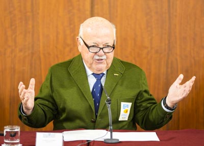 El presidente de la Cámara, Jesús Aguirre, da la bienvenida a los asistentes al acto celebrado en el Parlamento por el Día Mundial del Síndrome de Down 
