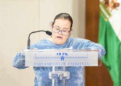 Una de las intervinientes en el acto toma la palabra 