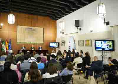 Miembros del Parlamento de Andalucía, representantes de colectivos y público asistente al acto por el Día Mundial del Síndrome de Down