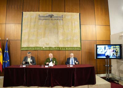  El acto ha estado presidido por Jesús Aguirre, presidente del Parlamento; Pedro Calbó, director general de Personas con Discapacidad de la Junta; y el presidente de la federación Down Andalucía, José Fabián Cámara 