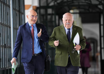 El presidente del Parlamento de Andaluca, Jess Aguirre, y el letrado mayor de la Cmara, Manuel Carrasco, se dirigen a la sesin de la Junta de Portavoces 