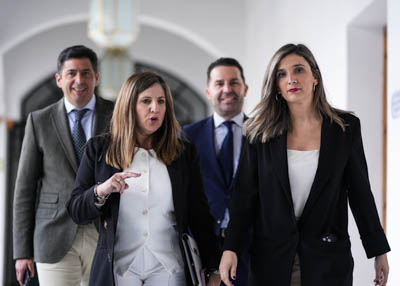 La vicepresidenta segunda, Irene Garca; la portavoz del G.P. Socialista, Mara Mrquez acompaada por Rafael Mrquez, portavoz adjunto; y el secretario segundo de la Cmara, Noel Lpez
