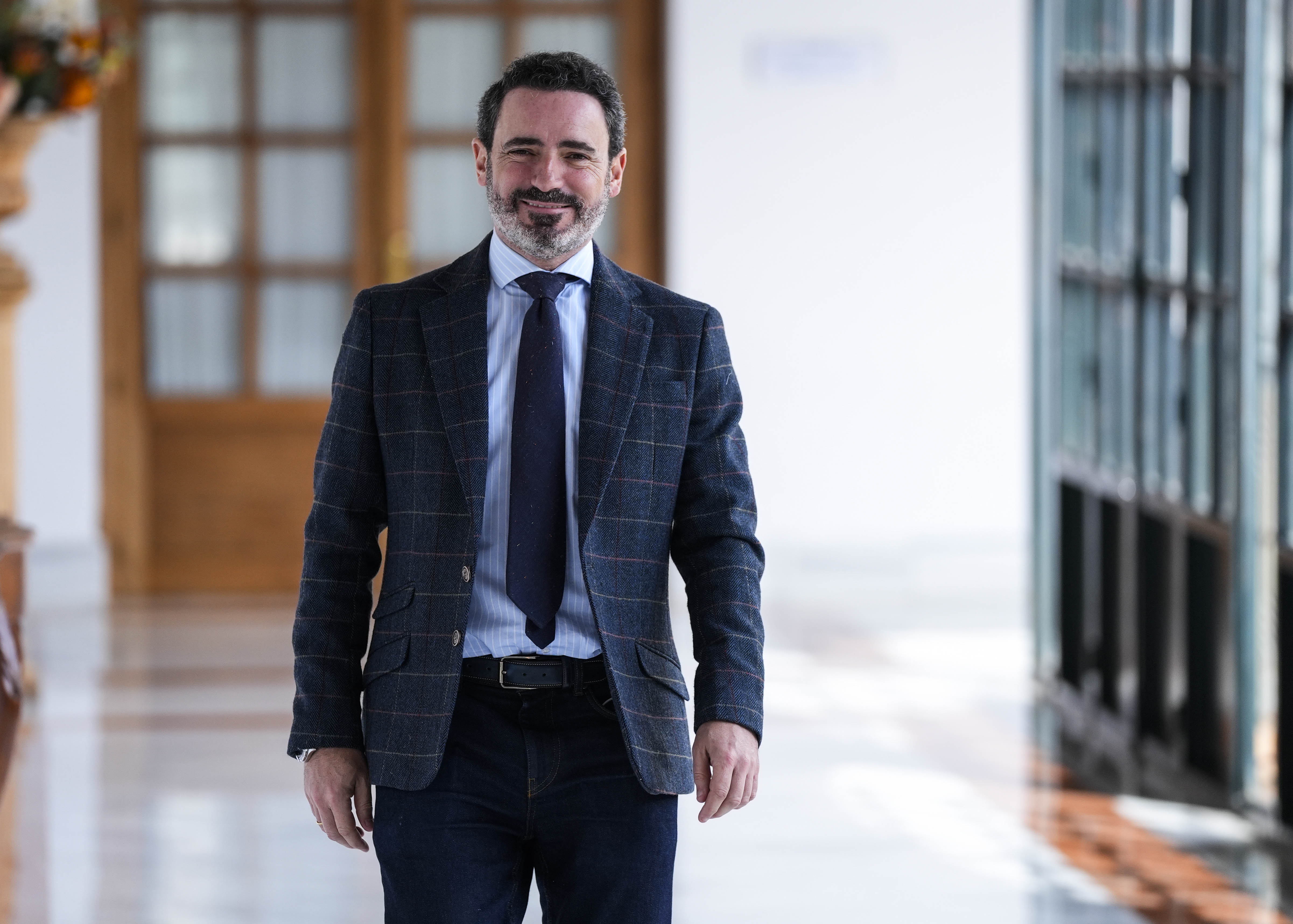 El secretario tercero de la Mesa, Jos Ramn Carmona  